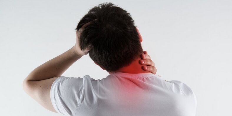dolor de cuello en un hombre